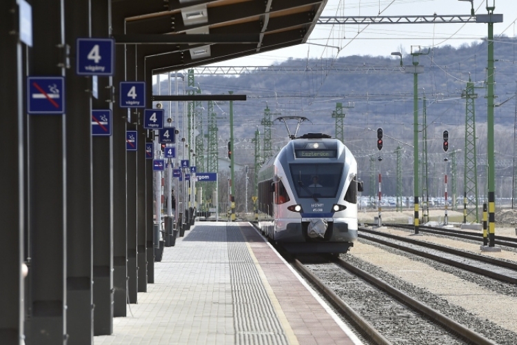 Változik a vonatok és a buszok menetrendje az ünnepek idején