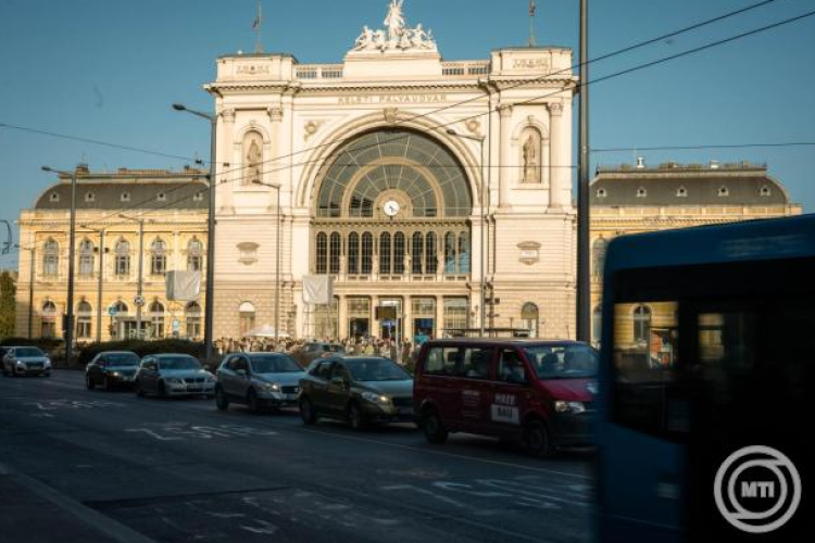 Mávinform: indul a peronépítés Keleti pályaudvaron, módosul a dunántúli távolsági vonalak közlekedési rendje
