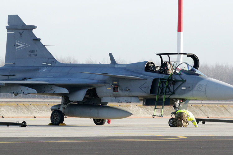 Egy Ukrajna irányából érkező azonosítatlan légijármű miatt riasztották a Gripeneket
