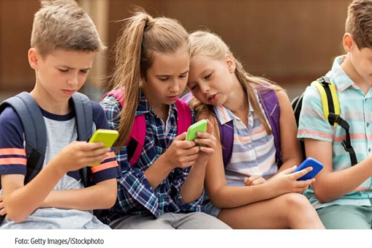 Az EP 16 évre emelné a közösségimédia-használat alsó korhatárát