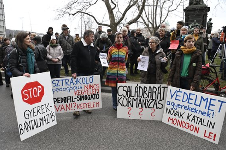 Novák Katalin lemondását és Varga Judit közéletből való távozását követelték demonstráción Budapesten