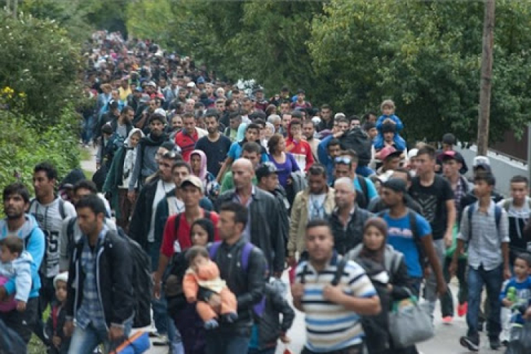 Több mint kétszázezer migráns vár útnak indulásra 