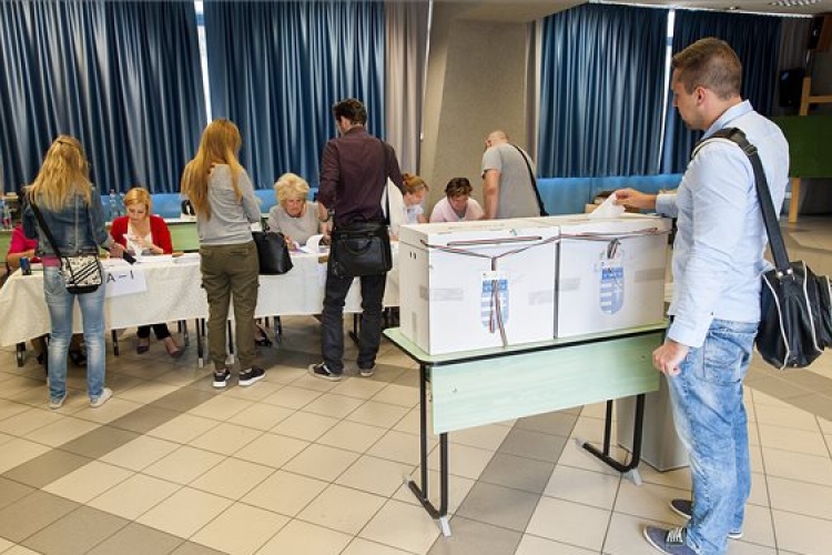 Kvótareferendum - Elemzők ellentétesen értékelik a voksolás kimenetelét